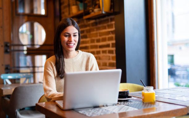 Produire une vidéo institutionnelle Lyon performante repose sur une méthode rigoureuse en 7 étapes, allant de la stratégie à l’analyse